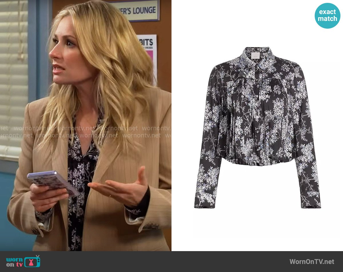 Cinq a Sept Holiday Jamie Floral Pleated Top worn by Gemma (Beth Behrs) on The Neighborhood