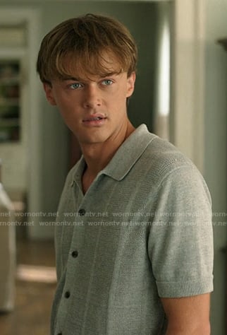 Conrad's grey knit short sleeve shirt on The Summer I Turned Pretty