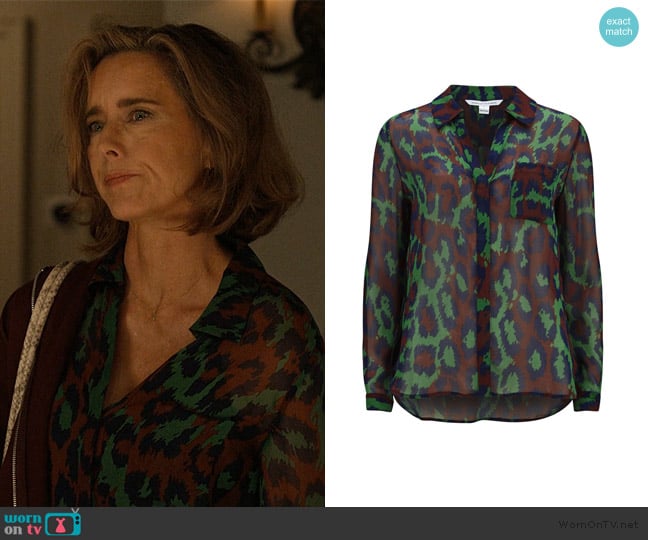 Diane von Furstenberg Lorelei Top in Leopard Medium Green worn by Sofia Caccimelio (Téa Leoni) on Only Murders in the Building