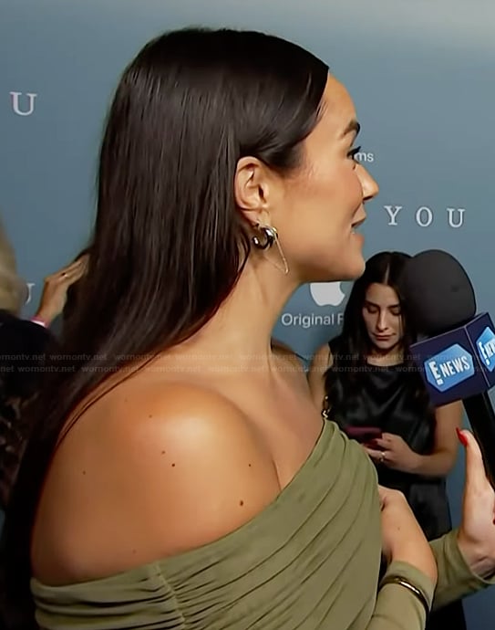 Emily Curl’s green off shoulder dress on E! News