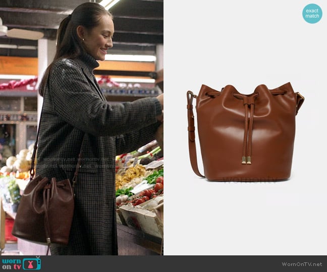 Galerie Lafayette Sophie Leather Bucket Bag worn by Belly Conklin (Lola Tung) on The Summer I Turned Pretty