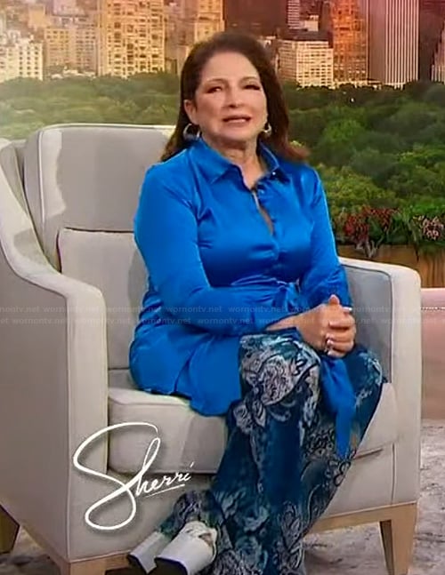 Gloria Estefan’s blue floral print pants on Sherri