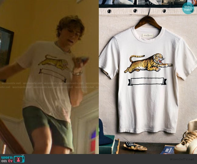Imogene and Willie The Scrimmage Tee worn by Charlie Cooper (William Lipton) on The Runarounds