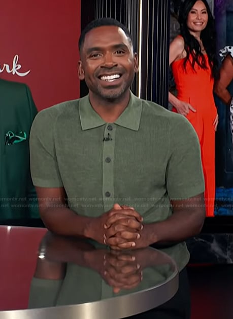 Justin's green knit shirt on E! News