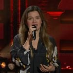 Kelly’s black printed blouse on The Kelly Clarkson Show