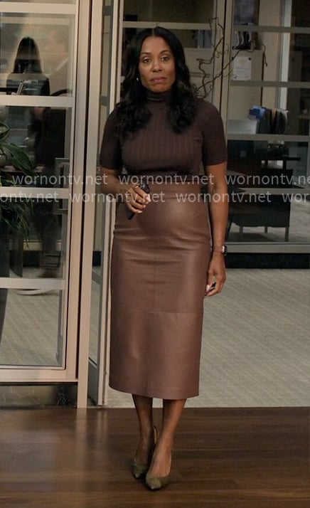 Mia’s brown ribbed turtleneck and leather skirt on The Morning Show
