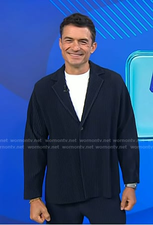Orlando Bloom’s navy ribbed blazer on Today
