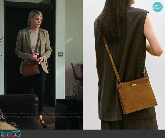 Metier Stowaway Crossbody worn by Laura Sanderson (Robin Wright) on The Girlfriend