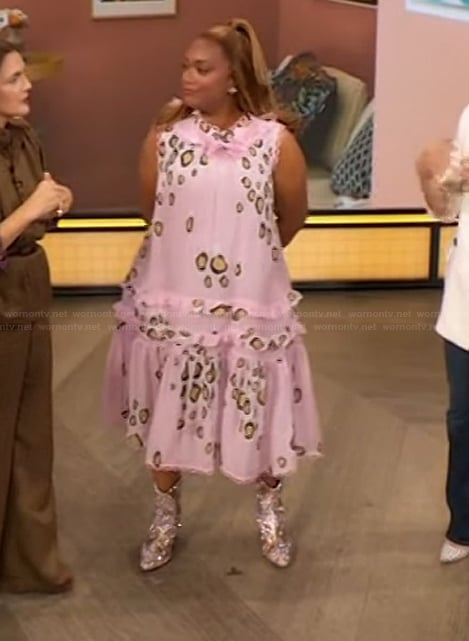 Sunny’s pink leopard print sleeveless dress on The Drew Barrymore Show