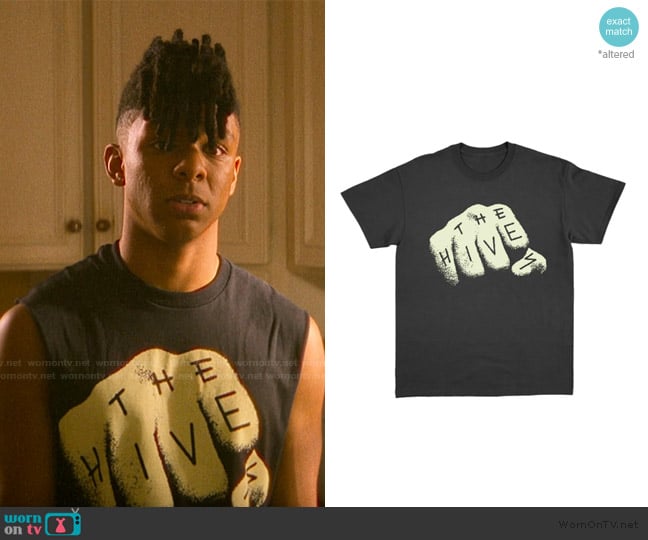 The Hives Fist Black Tee worn by Bez Willis (Zendé Murdock) on The Runarounds