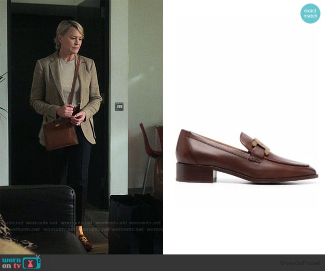 Tod's Chain-detail leather loafers worn by Laura Sanderson (Robin Wright) on The Girlfriend