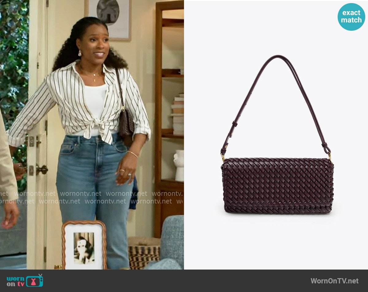 Zara Woven Bag worn by Naomi Hamilton Hawthorne (Arielle Prepetit) on Beyond the Gates