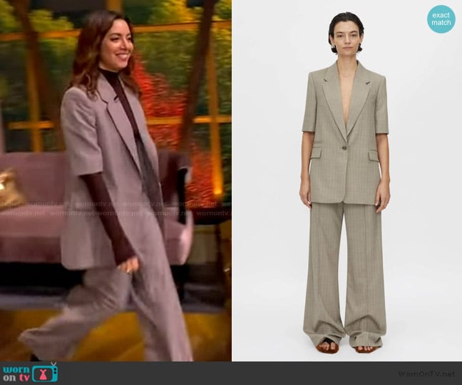 Camilla and Marc Arnelle Short Sleeve Blazer worn by Aubrey Plaza on The View