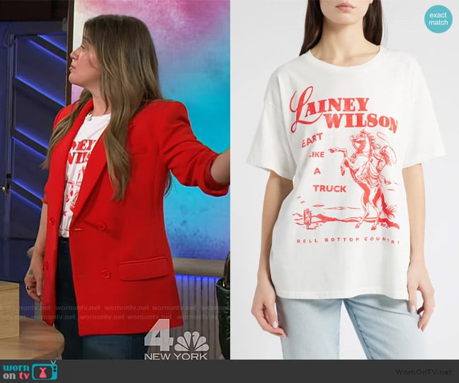 Daydreamer Lainey Wilson 'Bell Bottom Country' Graphic T-Shirt worn by Kelly Clarkson on The Kelly Clarkson Show