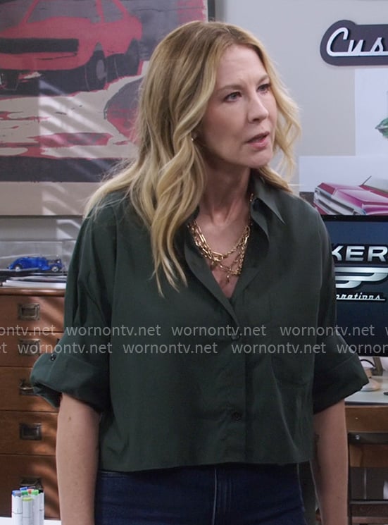 Eve’s green cropped shirt on Shifting Gears