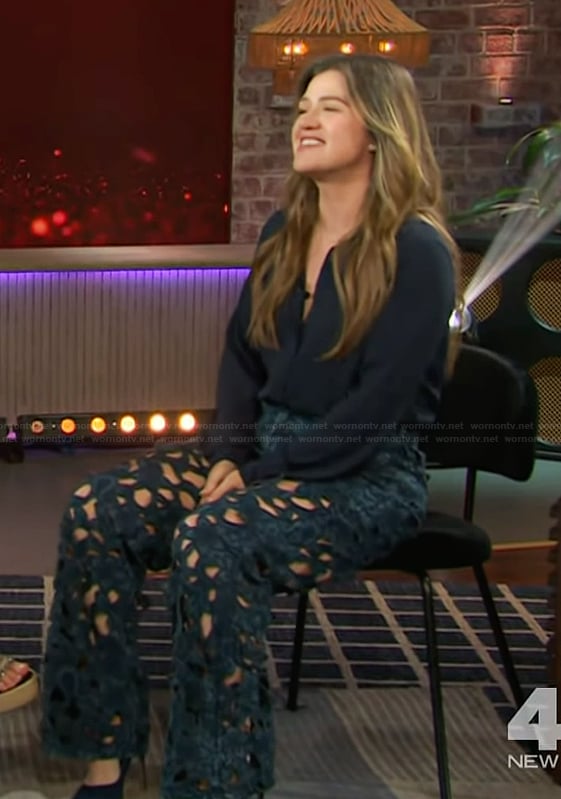 Kelly’s cutout jeans on The Kelly Clarkson Show