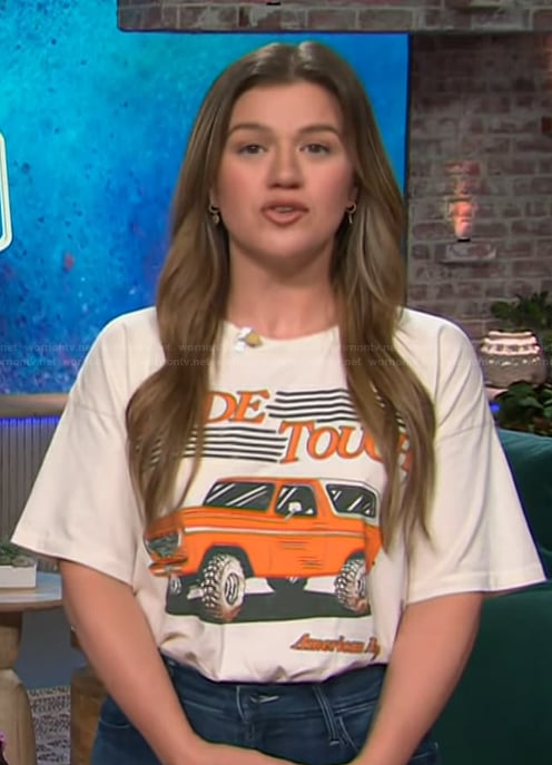 Kelly’s Ride Tough graphic tee on The Kelly Clarkson Show