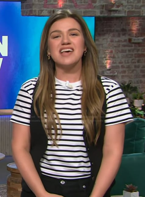 Kelly’s white striped tee on The Kelly Clarkson Show