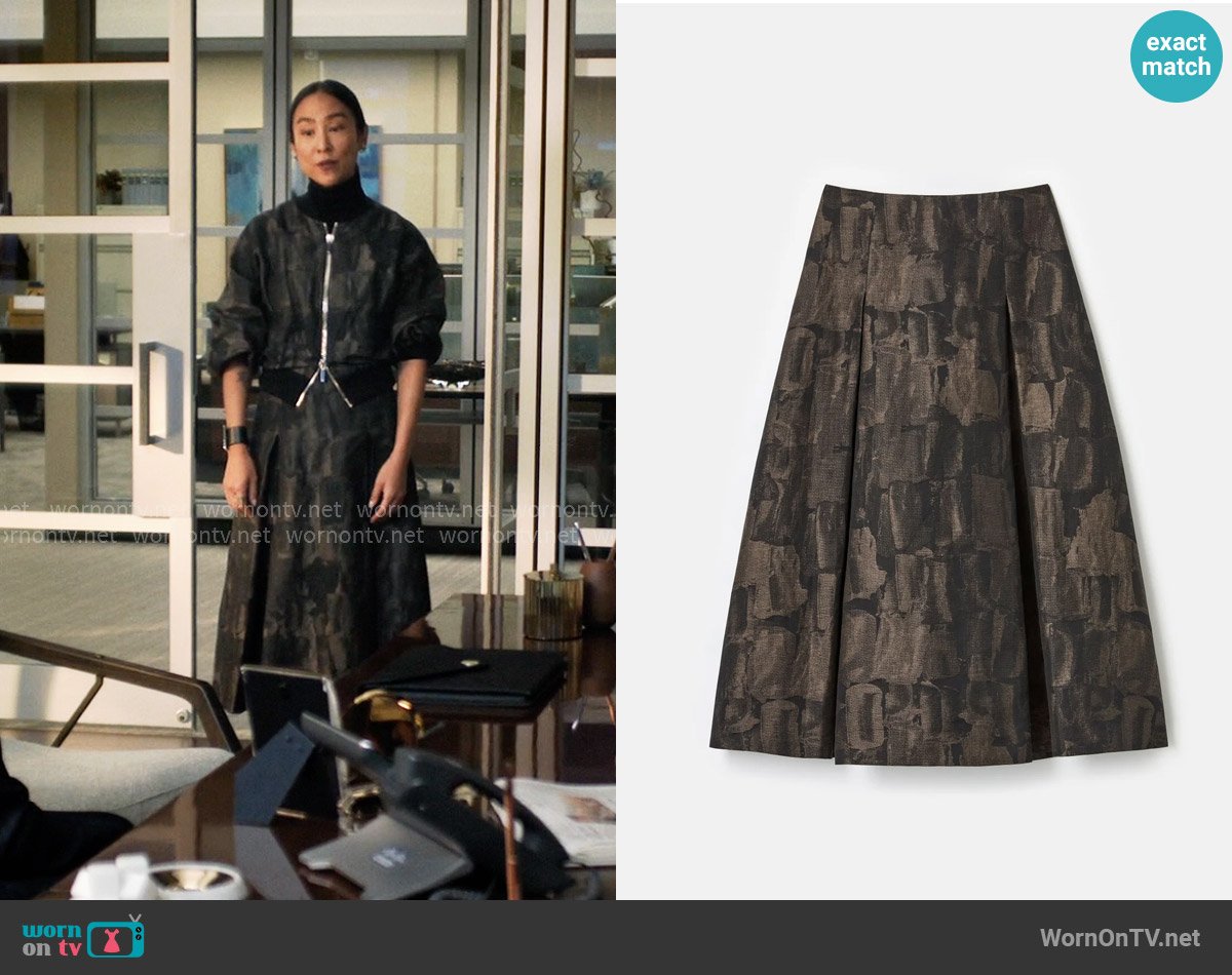 Lafayette 148 New York Paintstroke Jacquard Linen-Cotton Pleated Skirt worn by Stella Bak (Greta Lee) on The Morning Show