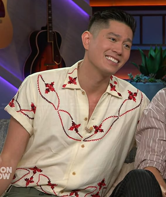 Mark Hoying's white printed shirt on The Kelly Clarkson Show