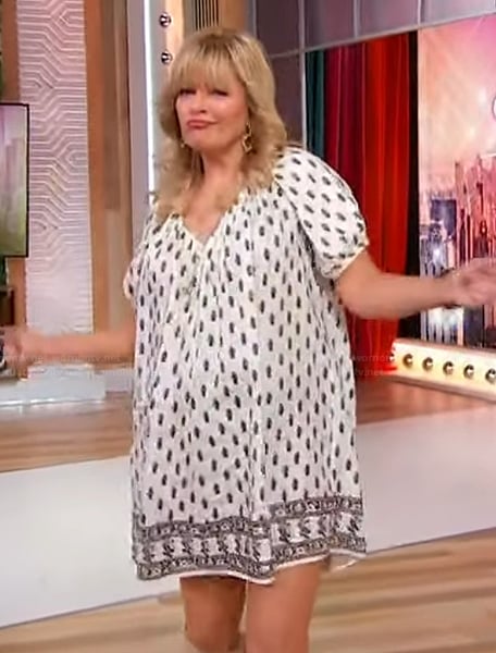 Melissa Peterman’s white printed mini dress on Sherri