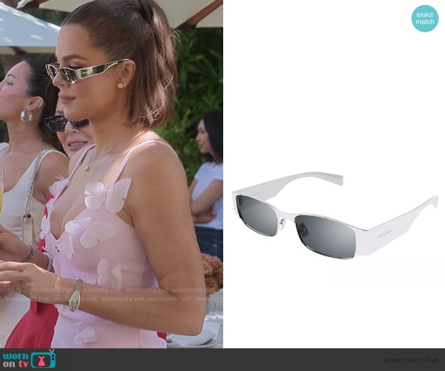 Khloe’s silver sunglasses on The Kardashians Khloe’s silver sunglasses on The Kardashians