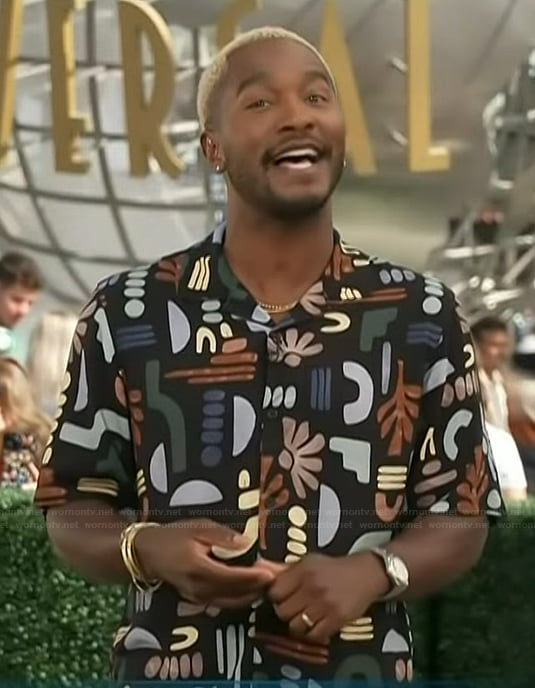 Scott's black printed shirt on Access Hollywood
