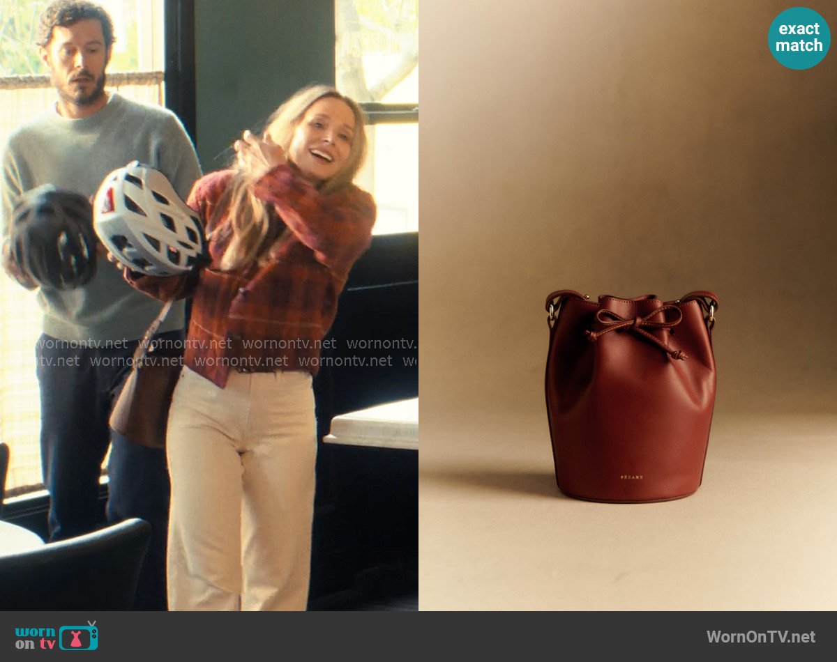 Sezane Farrow Mini Bag in Natural Heritage worn by Joanne (Kristen Bell) on Nobody Wants This