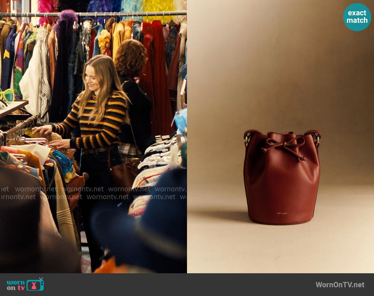 Sezane Farrow Mini Bag in Natural Heritage worn by Joanne (Kristen Bell) on Nobody Wants This