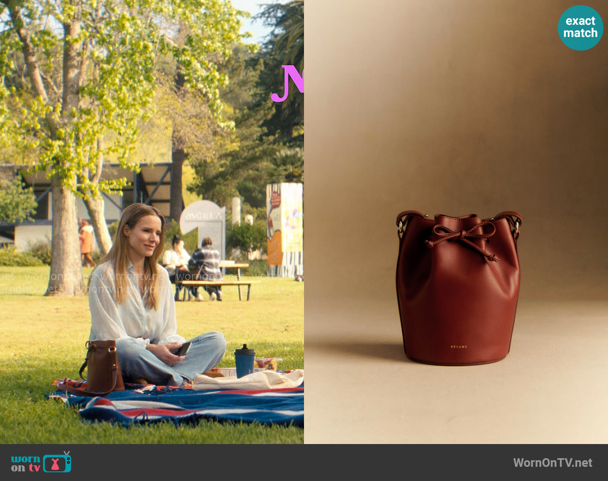 Sezane Farrow Mini Bag in Natural Heritage worn by Joanne (Kristen Bell) on Nobody Wants This