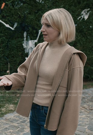 Sharon's beige hooded zip jacket on Elsbeth
