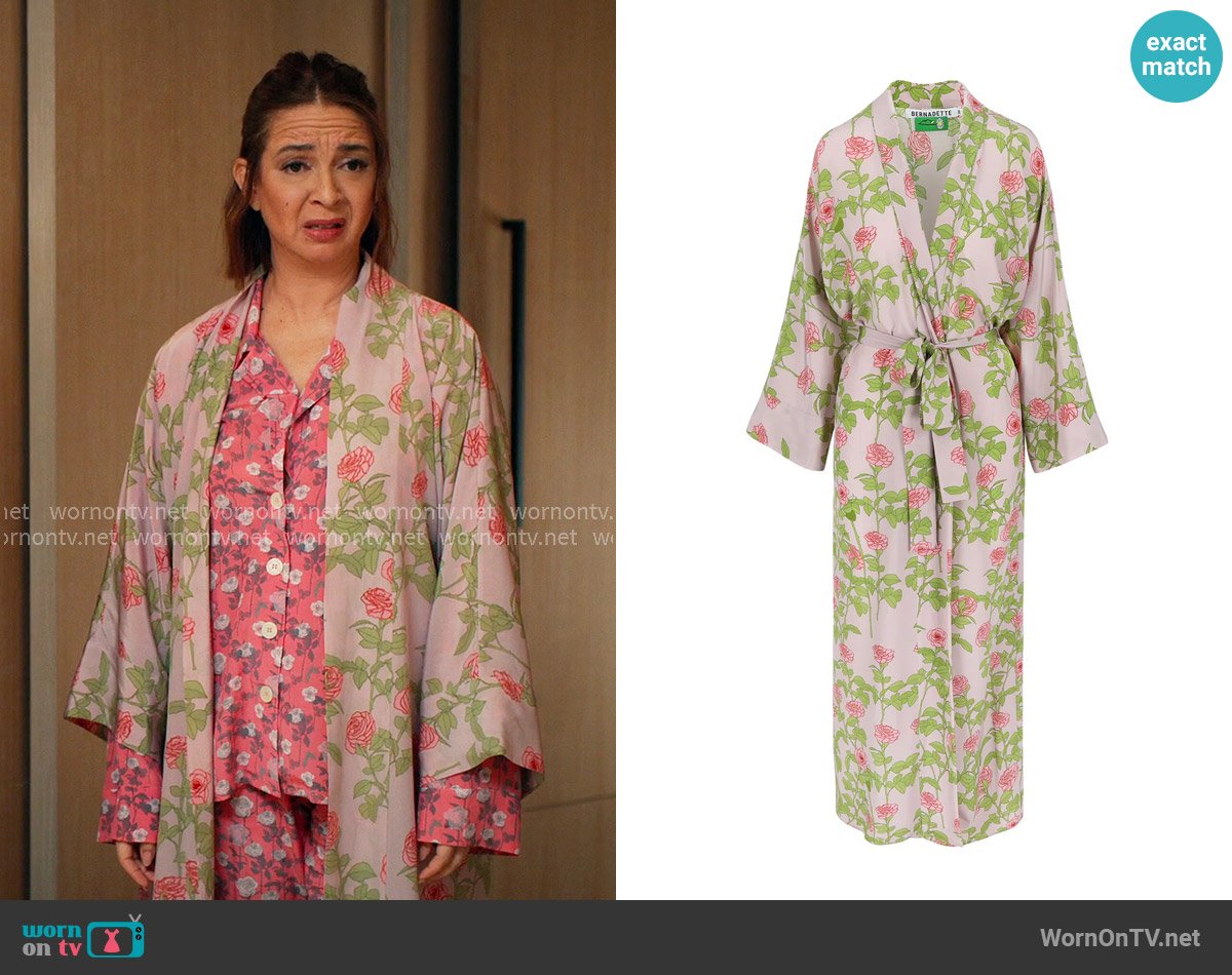 Bernadette Long Peignoir Silk Crepe de Chine worn by Molly Novak (Maya Rudolph) on Loot