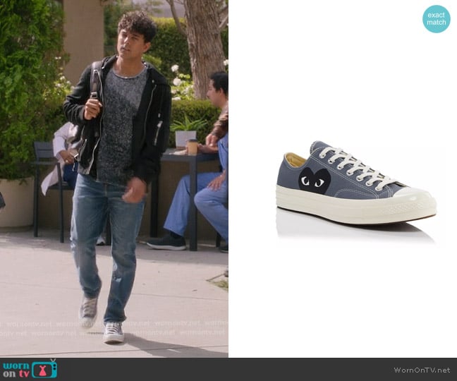 Lucas’s grey sneakers on Greys Anatomy Lucas’s grey sneakers on Greys Anatomy