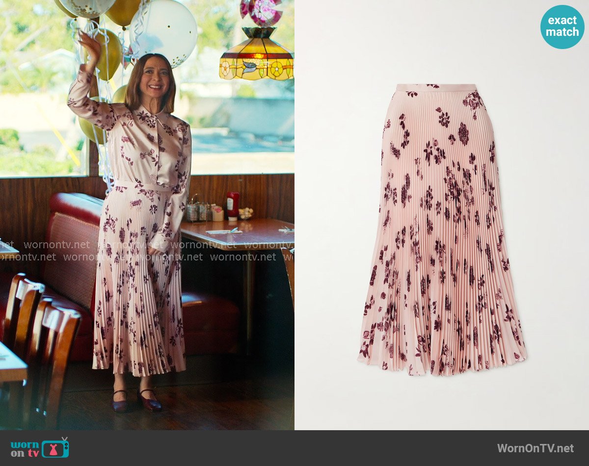 Gabriela Hearst Eames pleated floral-print silk-twill midi skirt worn by Molly Novak (Maya Rudolph) on Loot