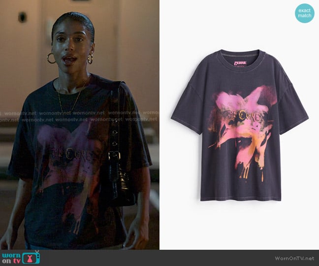 H&M Oversized printed T-shirt in Dark grey/The Cure worn by Chelsea (Lori Harvey) on Reasonable Doubt