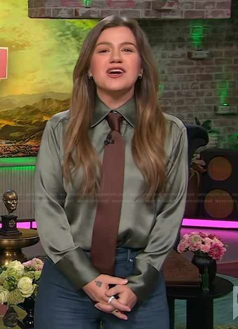 Kelly's green shirt with contrast tie on The Kelly Clarkson Show