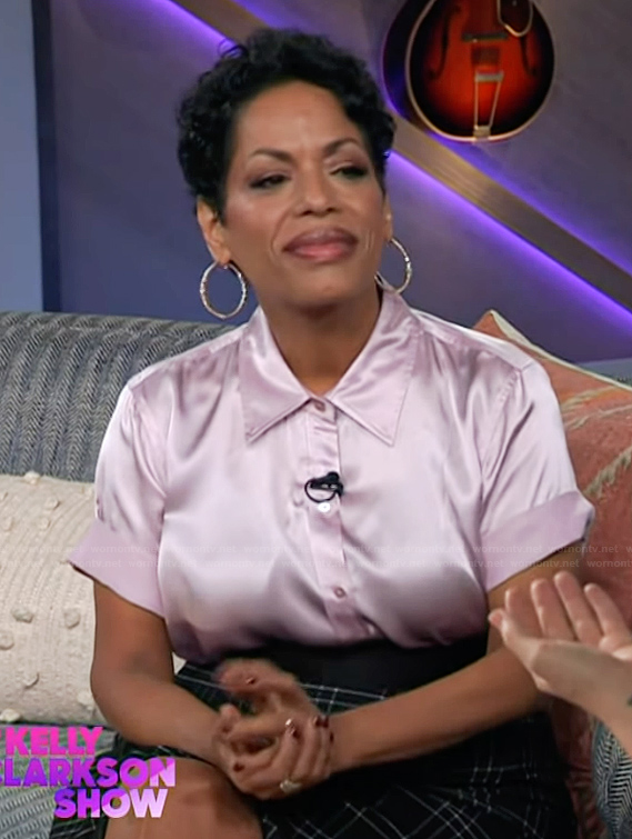 Liza Colon-Zayas’s pink short sleeve top on The Kelly Clarkson Show