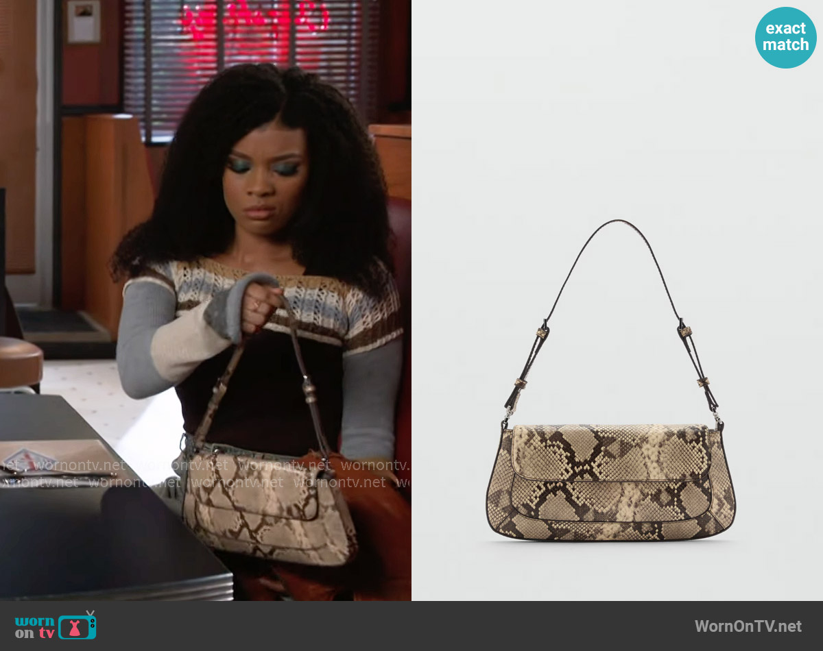 Mango Shoulder bag with strap worn by Eva Thomas (Ambyr Michelle) on Beyond the Gates