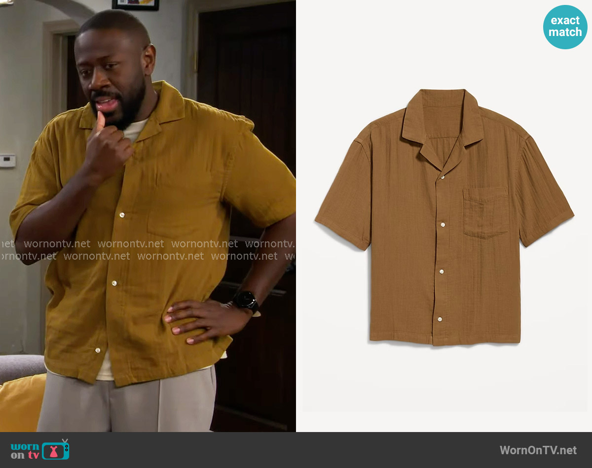 Old Navy Short-Sleeve Cropped Heavyweight Camp Shirt in Grasscloth worn by Malcom (Sheaun McKinney) on The Neighborhood