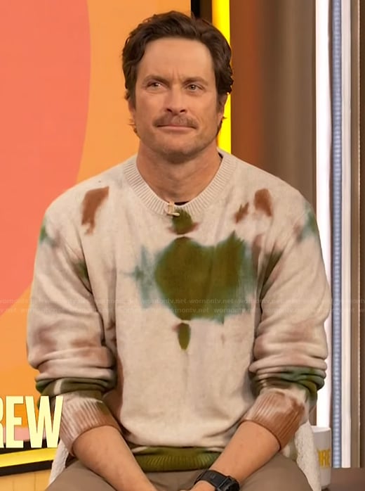Oliver Hudson's tie dye sweater on The Drew Barrymore Show