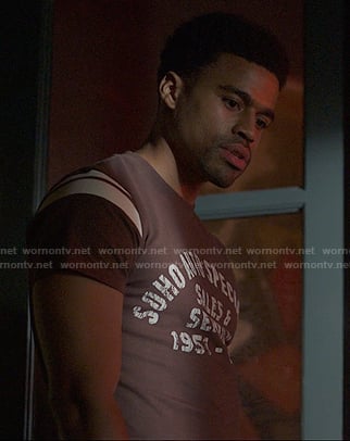 Ozzie’s brown graphic print tee on Reasonable Doubt