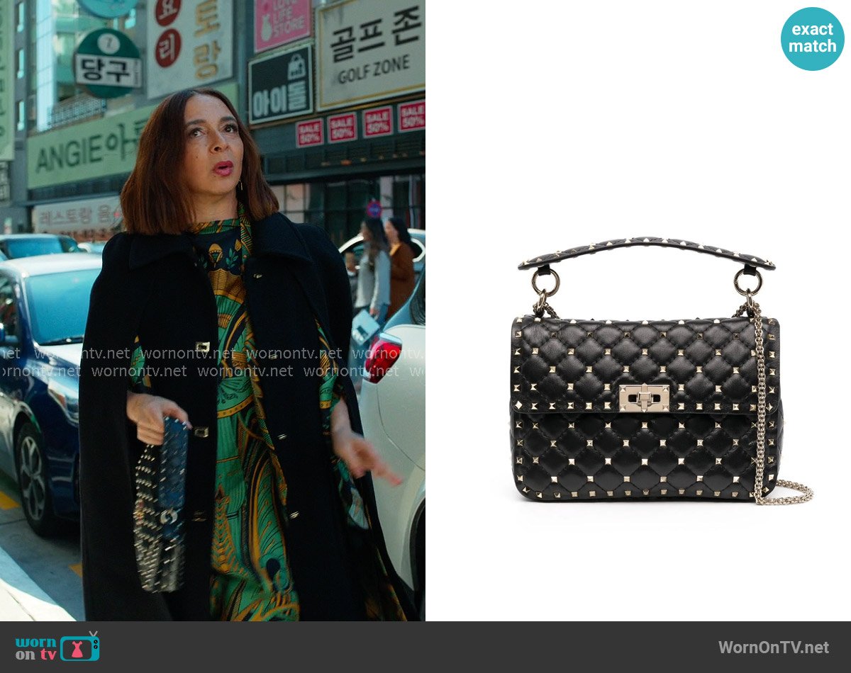 Valentino Garavani Medium Rockstud Spike shoulder bag worn by Molly Novak (Maya Rudolph) on Loot