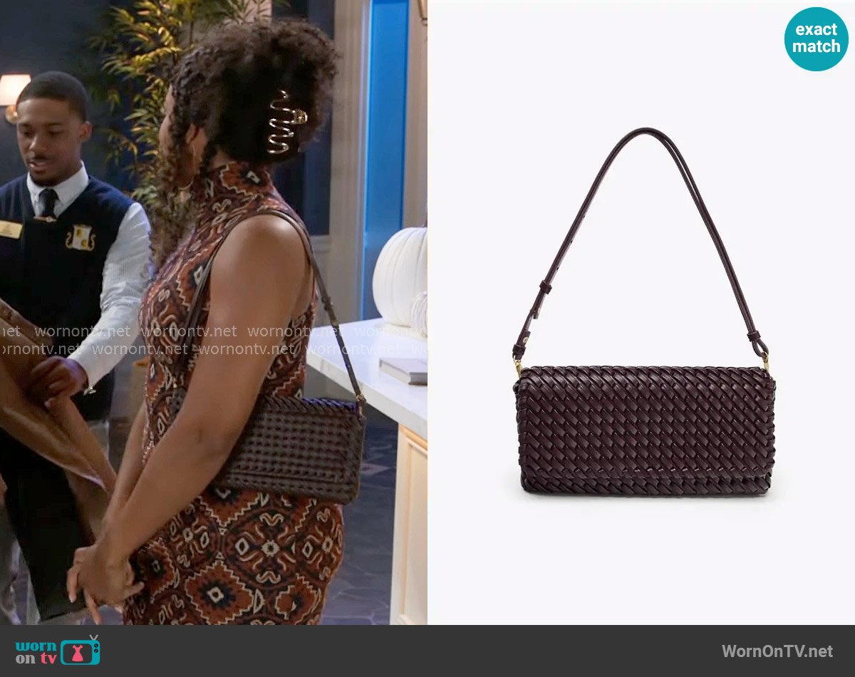 Zara Woven Bag worn by Naomi Hamilton Hawthorne (Arielle Prepetit) on Beyond the Gates