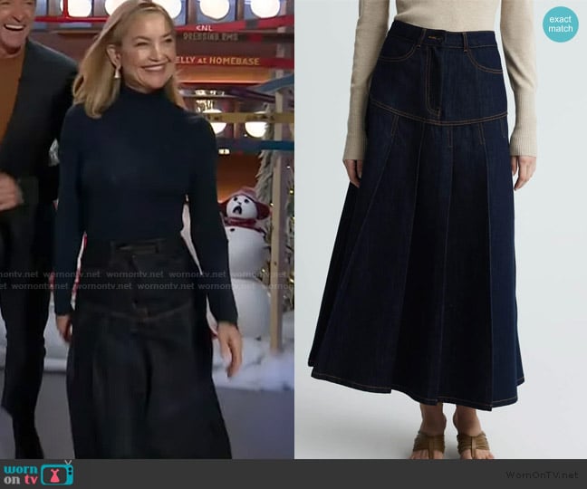 Kate Hudson’s denim skirt on The Kelly Clarkson Show Kate Hudson’s denim skirt on The Kelly Clarkson Show