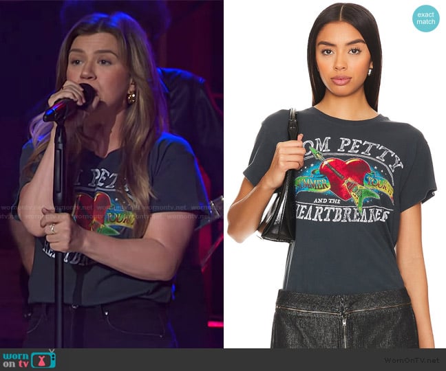 Kelly’s black graphic tee on The Kelly Clarkson Show