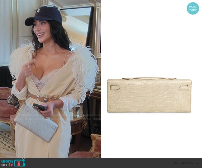 Hermes A Matte Beton Porosus Crocodile Kelly Cut with Gold Hardware worn by Kim Kardashian (Kim Kardashian) on The Kardashians