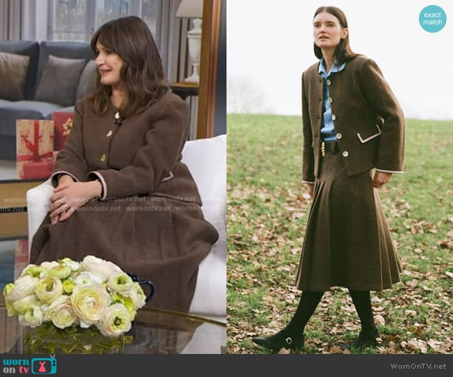Emily Mortimer’s brown pleated skirt on GMA Emily Mortimer’s brown pleated skirt on GMA