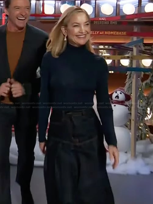 Kate Hudson’s denim skirt on The Kelly Clarkson Show