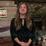 Kelly’s green velvet dress on The Kelly Clarkson Show
