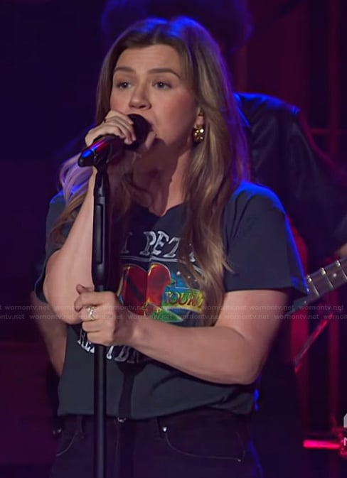 Kelly’s black graphic tee on The Kelly Clarkson Show